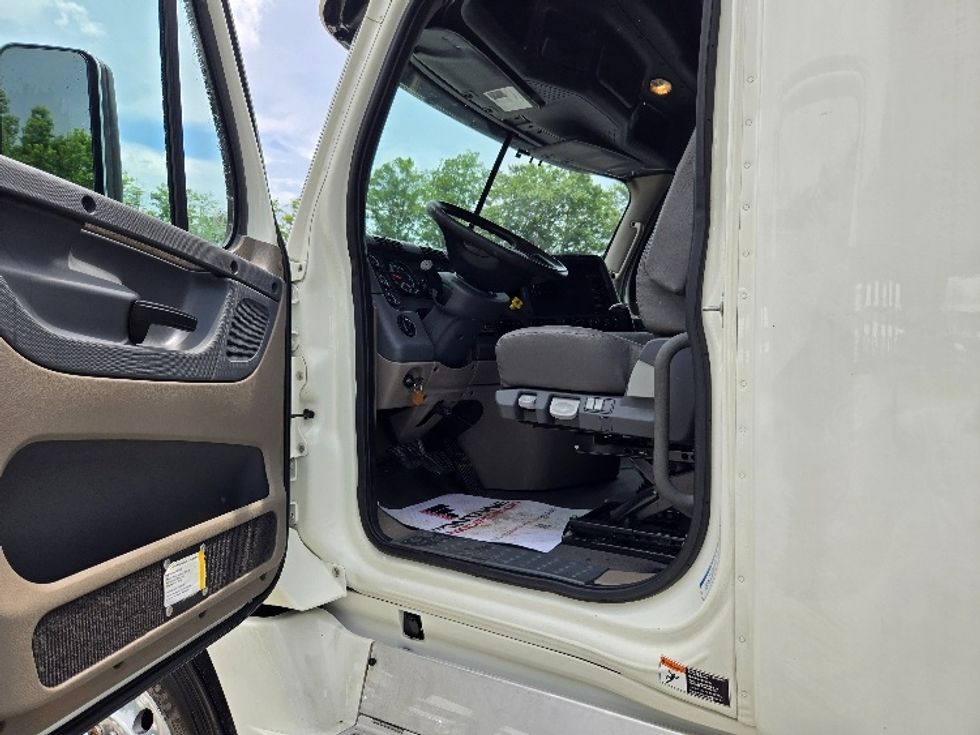 Sleeper Tractor-Heavy Duty Tractors-Freightliner-2019-Cascadia 12564ST-Villa Rica-GA-530,128\n\t\tmiles-$ 50,500 - Image 9