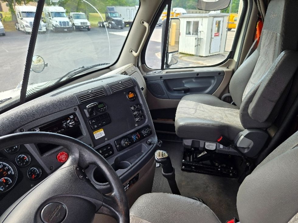 Sleeper Tractor-Heavy Duty Tractors-Freightliner-2019-Cascadia 12564ST-Villa Rica-GA-566,890\n\t\tmiles-$ 48,250 - Image 10