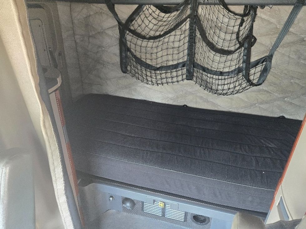 Sleeper Tractor-Heavy Duty Tractors-Freightliner-2019-Cascadia 12564ST-Villa Rica-GA-566,890\n\t\tmiles-$ 48,250 - Image 12