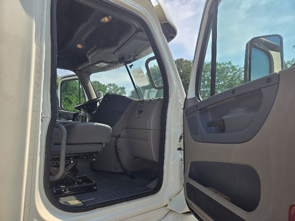 Sleeper Tractor-Heavy Duty Tractors-Freightliner-2019-Cascadia 12564ST-Villa Rica-GA-566,890\n\t\tmiles-$ 48,250 - Image 13