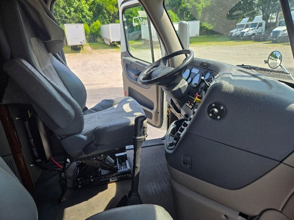 Sleeper Tractor-Heavy Duty Tractors-Freightliner-2019-Cascadia 12564ST-Villa Rica-GA-566,890\n\t\tmiles-$ 48,250 - Image 15