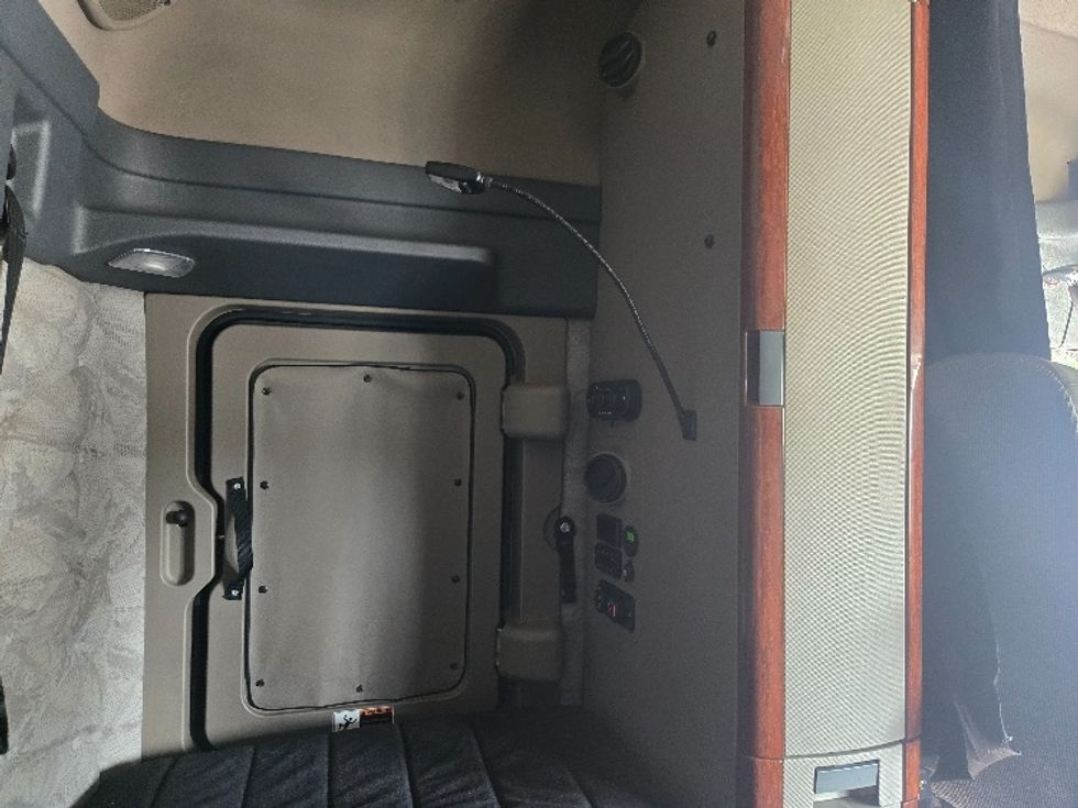 Sleeper Tractor-Heavy Duty Tractors-Freightliner-2019-Cascadia 12564ST-Villa Rica-GA-566,890\n\t\tmiles-$ 48,250 - Image 19