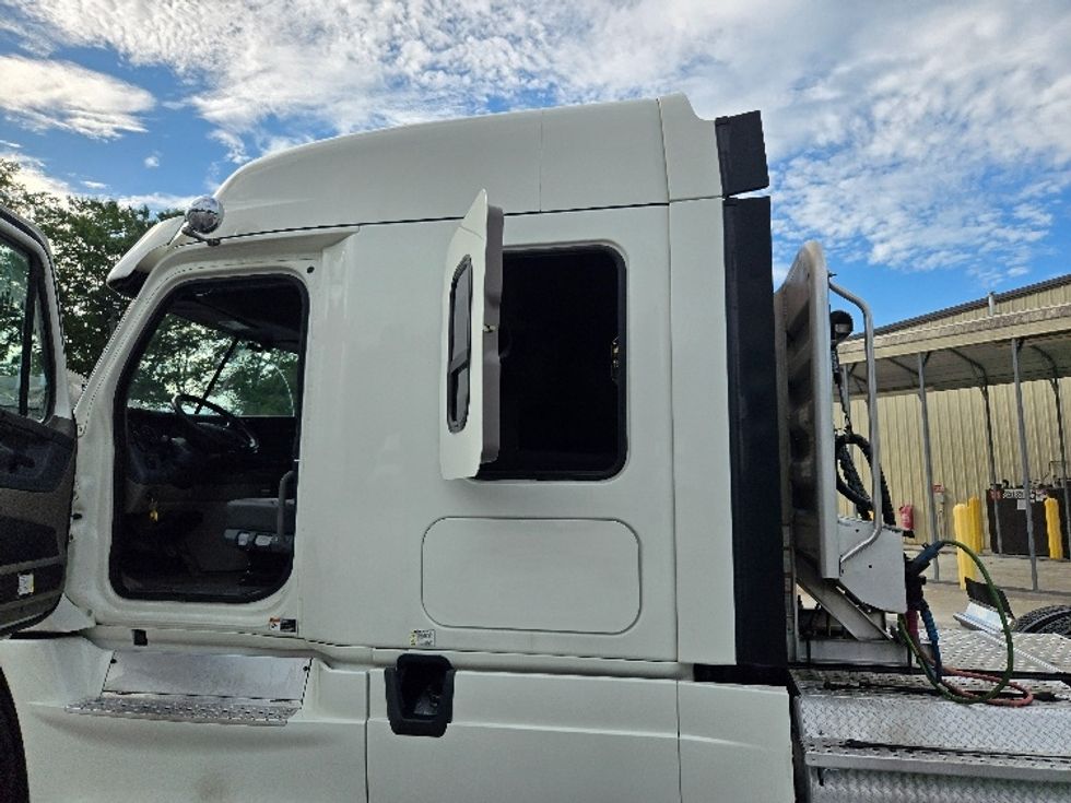 Sleeper Tractor-Heavy Duty Tractors-Freightliner-2019-Cascadia 12564ST-Villa Rica-GA-566,890\n\t\tmiles-$ 48,250 - Image 26