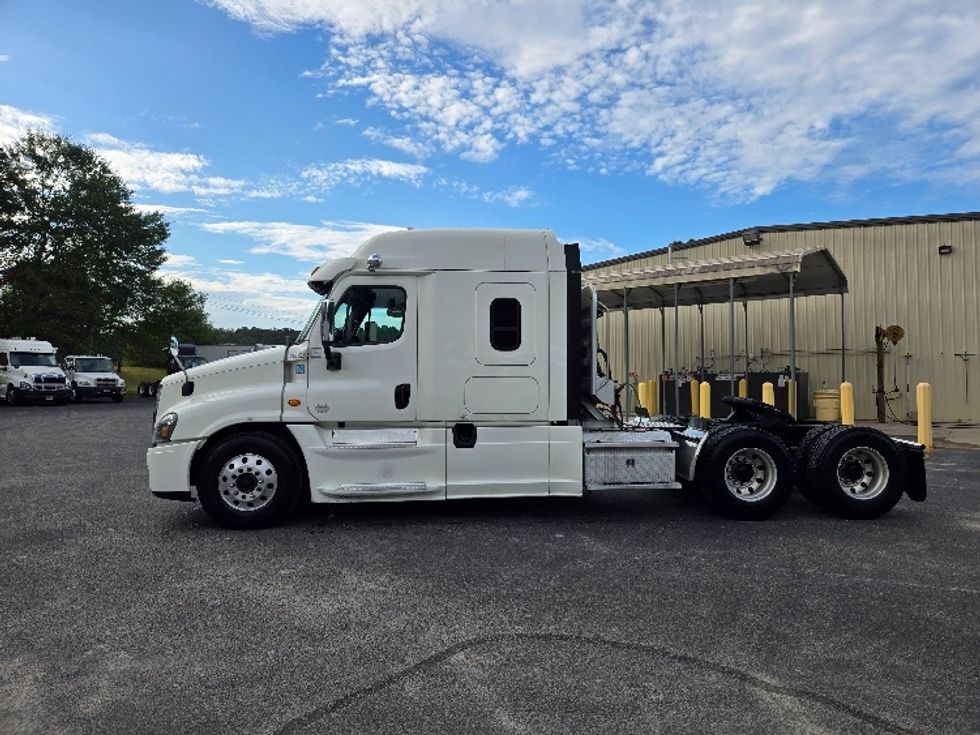 Sleeper Tractor-Heavy Duty Tractors-Freightliner-2019-Cascadia 12564ST-Villa Rica-GA-566,890\n\t\tmiles-$ 48,250 - Image 4