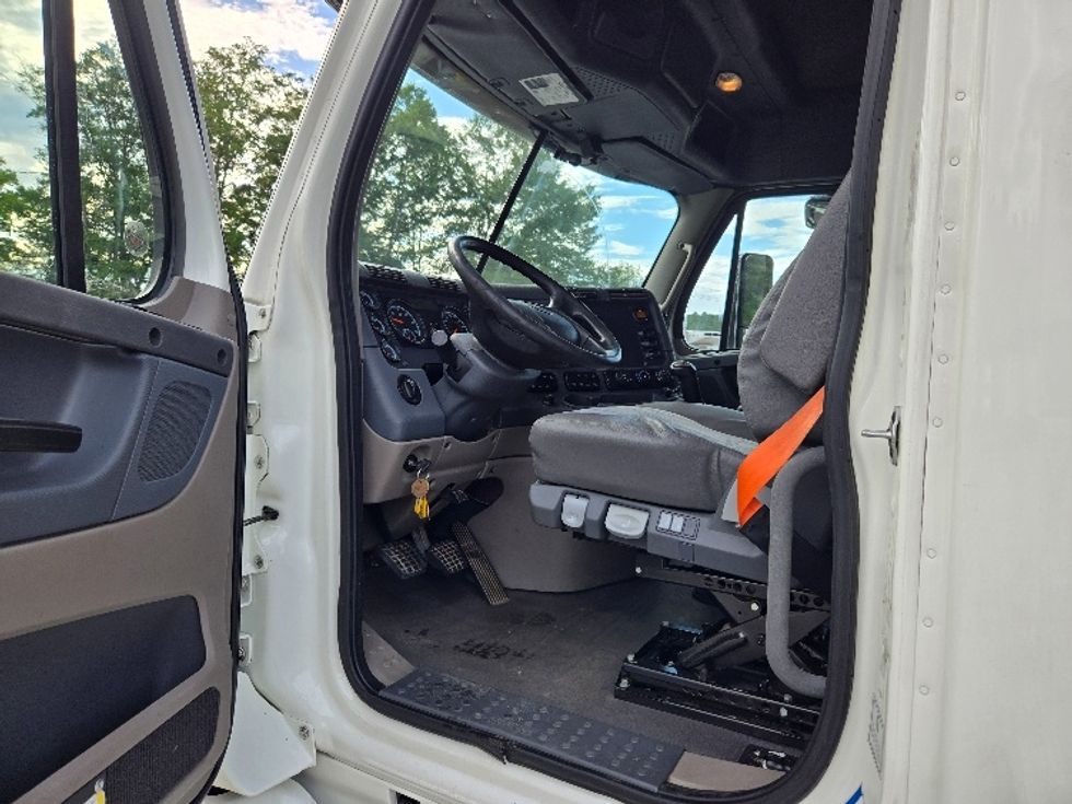 Sleeper Tractor-Heavy Duty Tractors-Freightliner-2019-Cascadia 12564ST-Villa Rica-GA-566,890\n\t\tmiles-$ 48,250 - Image 9