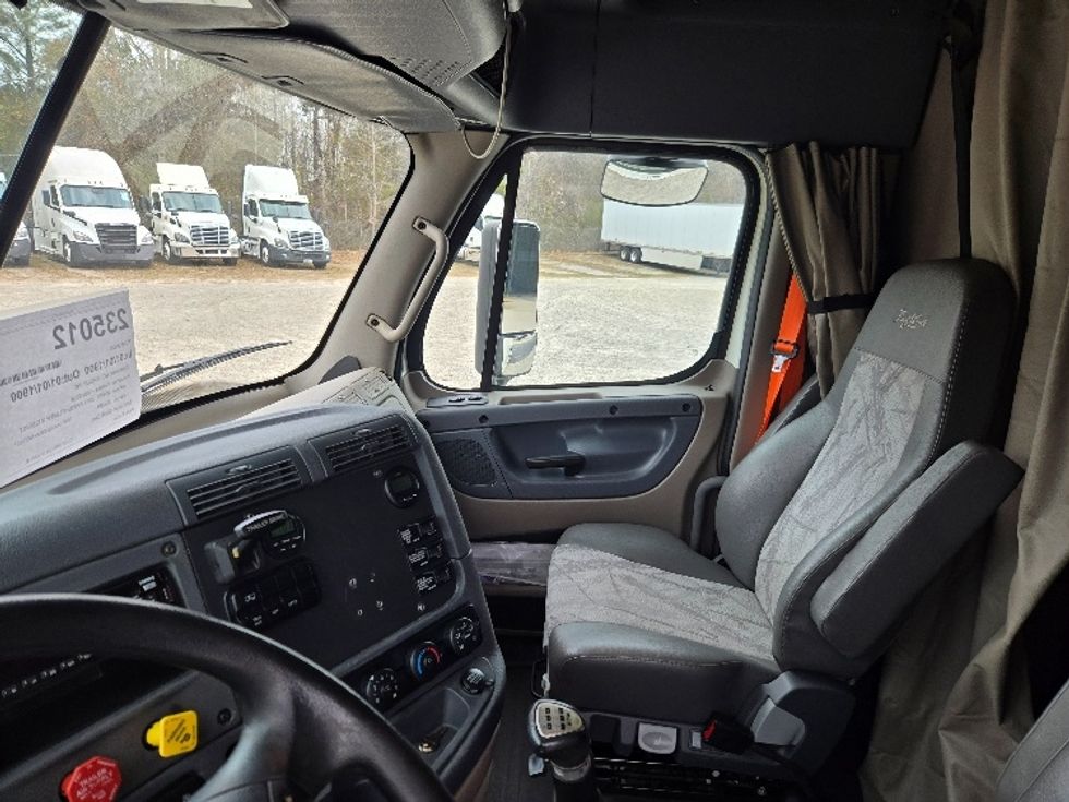 Sleeper Tractor-Heavy Duty Tractors-Freightliner-2019-Cascadia 12564ST-Villa Rica-GA-589,632\n\t\tmiles-$ 40,250 - Image 10