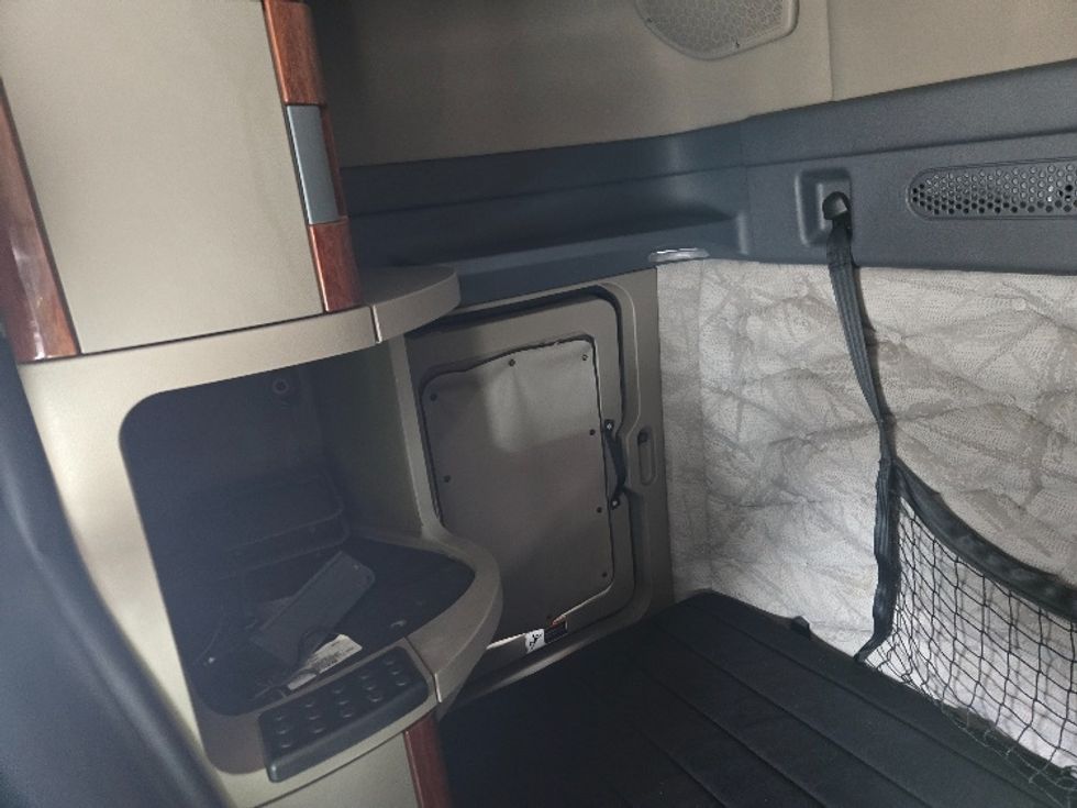 Sleeper Tractor-Heavy Duty Tractors-Freightliner-2019-Cascadia 12564ST-Villa Rica-GA-589,632\n\t\tmiles-$ 40,250 - Image 17