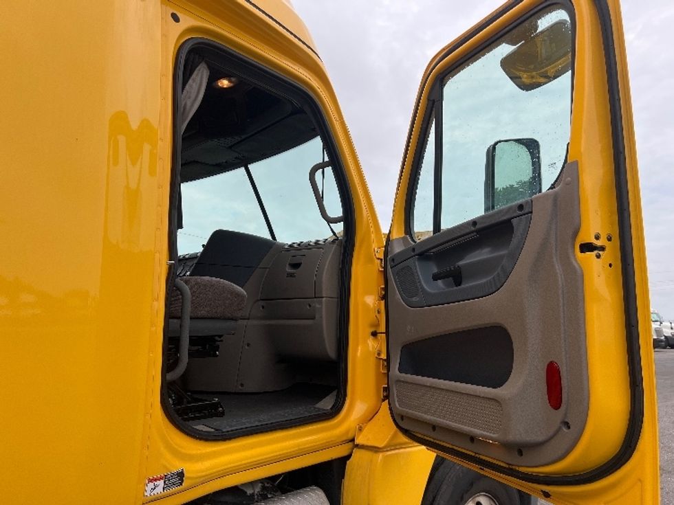 Sleeper Tractor-Heavy Duty Tractors-Freightliner-2019-Cascadia 12564ST-Wabash-IN-760,226\n\t\tmiles-$ 31,500 - Image 13