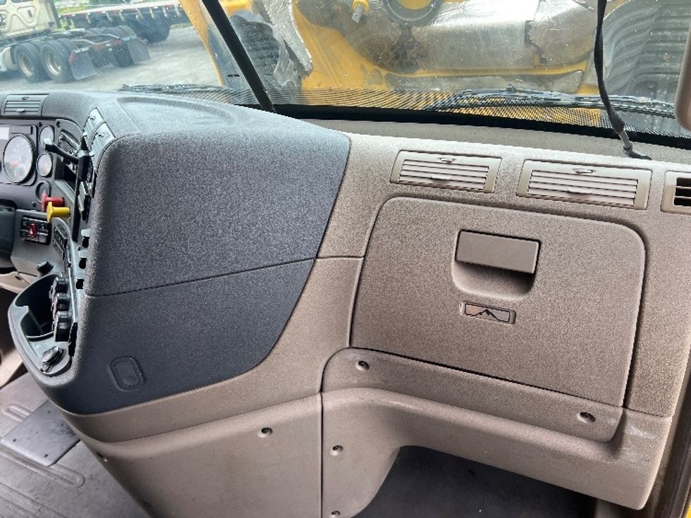 Sleeper Tractor-Heavy Duty Tractors-Freightliner-2019-Cascadia 12564ST-Wabash-IN-760,226\n\t\tmiles-$ 31,500 - Image 14