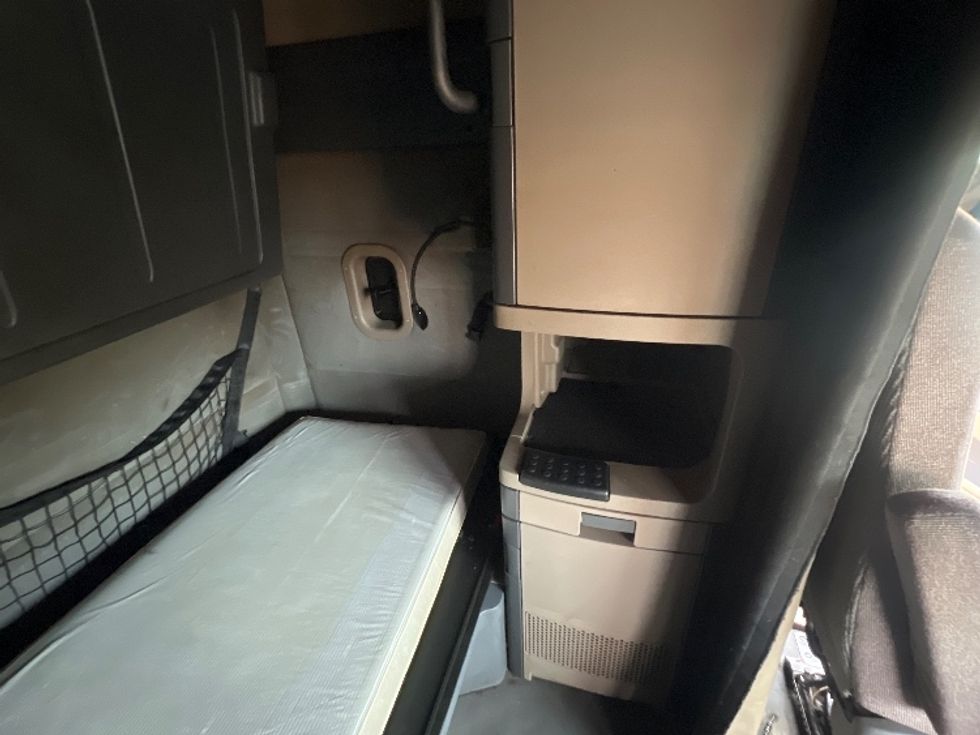 Sleeper Tractor-Heavy Duty Tractors-Freightliner-2019-Cascadia 12564ST-Wabash-IN-760,226\n\t\tmiles-$ 31,500 - Image 18