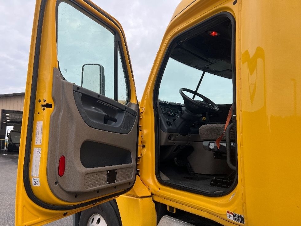 Sleeper Tractor-Heavy Duty Tractors-Freightliner-2019-Cascadia 12564ST-Wabash-IN-760,226\n\t\tmiles-$ 31,500 - Image 9