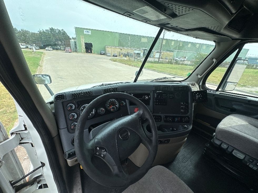 Sleeper Tractor-Heavy Duty Tractors-Freightliner-2019-Cascadia 12564ST-Waxahachie-TX-562,838\n\t\tmiles-$ 52,500 - Image 11