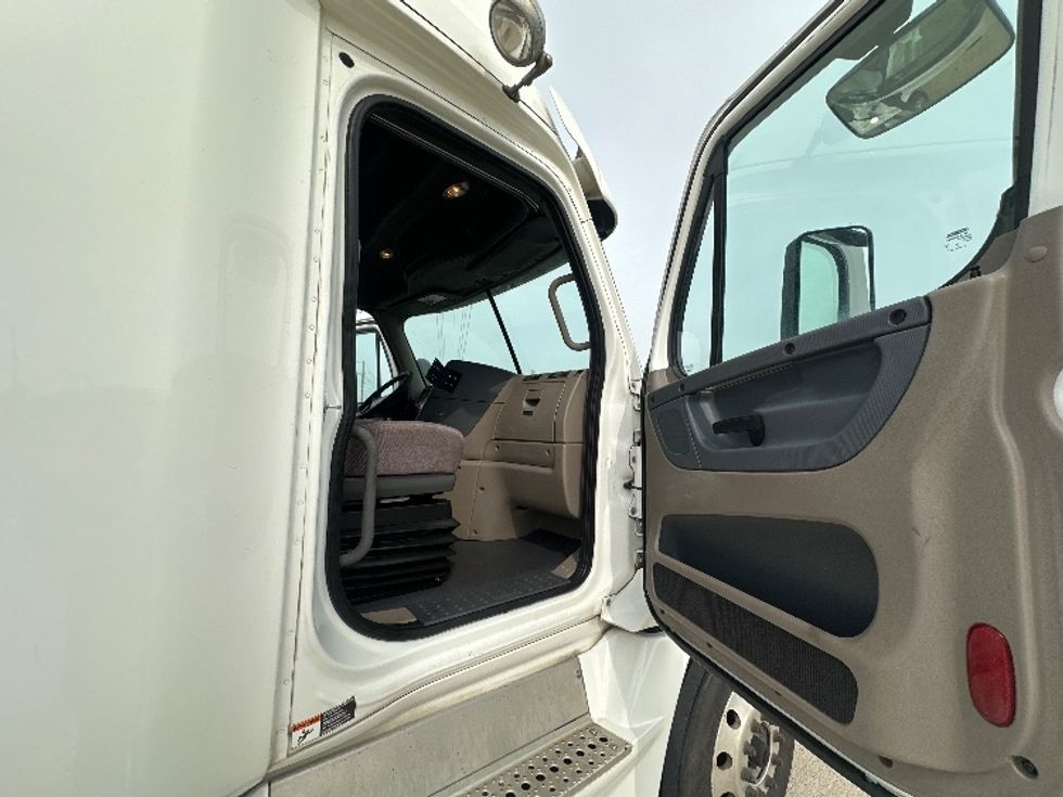 Sleeper Tractor-Heavy Duty Tractors-Freightliner-2019-Cascadia 12564ST-Waxahachie-TX-562,838\n\t\tmiles-$ 52,500 - Image 13