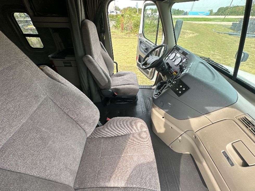 Sleeper Tractor-Heavy Duty Tractors-Freightliner-2019-Cascadia 12564ST-Waxahachie-TX-562,838\n\t\tmiles-$ 52,500 - Image 15