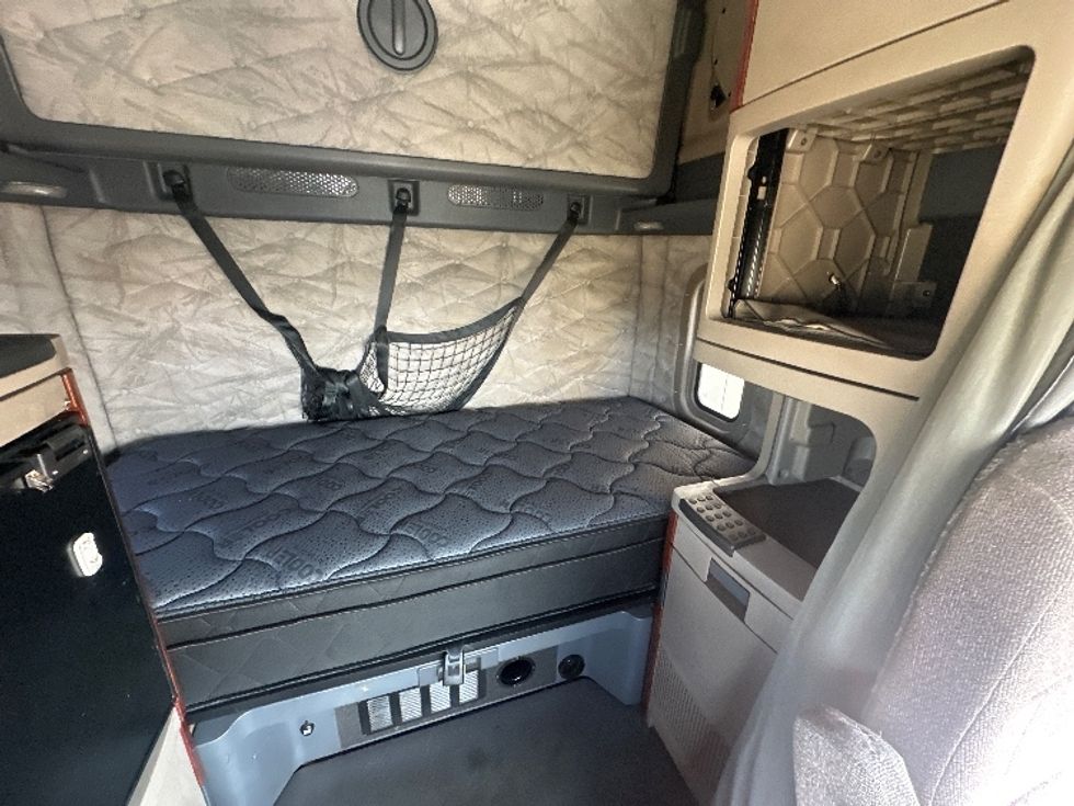 Sleeper Tractor-Heavy Duty Tractors-Freightliner-2019-Cascadia 12564ST-Waxahachie-TX-562,838\n\t\tmiles-$ 52,500 - Image 16