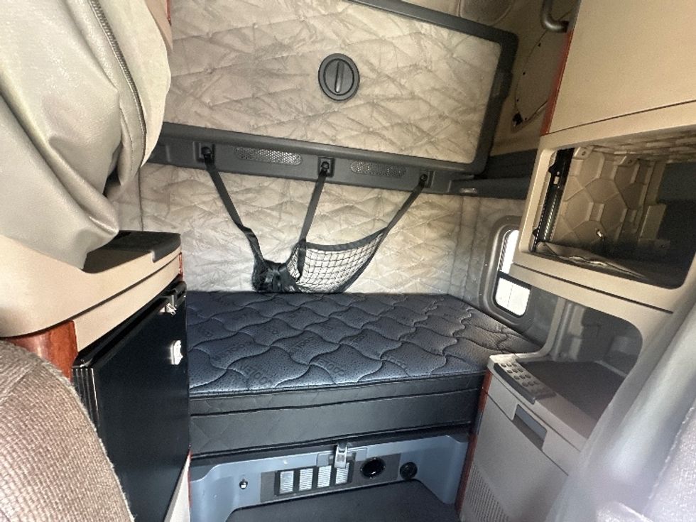 Sleeper Tractor-Heavy Duty Tractors-Freightliner-2019-Cascadia 12564ST-Waxahachie-TX-562,838\n\t\tmiles-$ 52,500 - Image 17