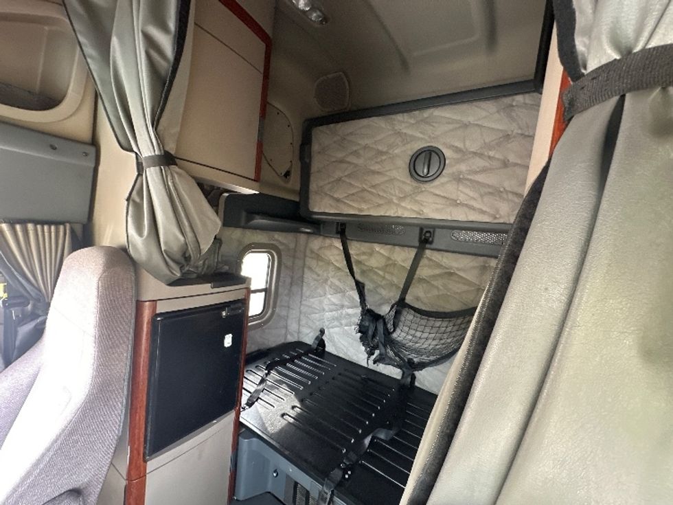 Sleeper Tractor-Heavy Duty Tractors-Freightliner-2019-Cascadia 12564ST-Waxahachie-TX-562,838\n\t\tmiles-$ 52,500 - Image 19