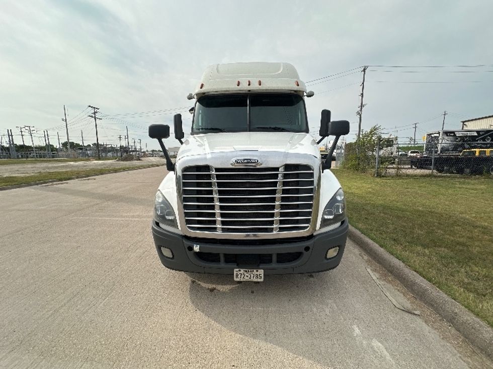 Sleeper Tractor-Heavy Duty Tractors-Freightliner-2019-Cascadia 12564ST-Waxahachie-TX-562,838\n\t\tmiles-$ 52,500 - Image 2