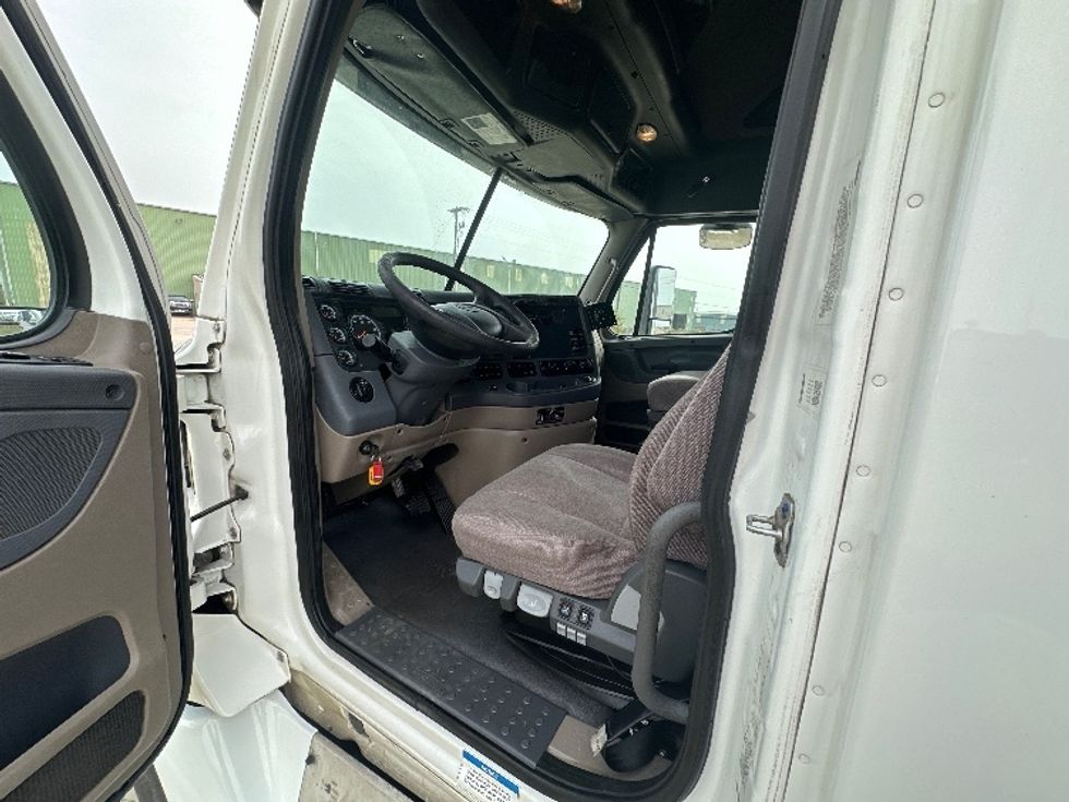 Sleeper Tractor-Heavy Duty Tractors-Freightliner-2019-Cascadia 12564ST-Waxahachie-TX-562,838\n\t\tmiles-$ 52,500 - Image 9