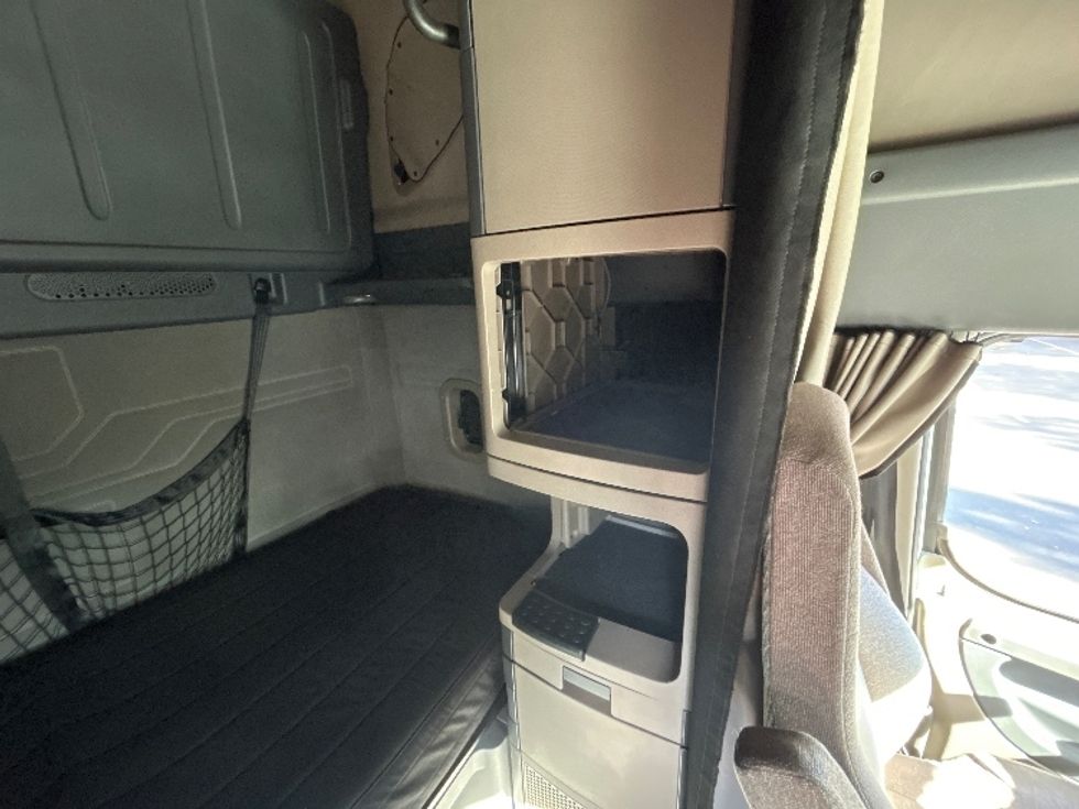 Sleeper Tractor-Heavy Duty Tractors-Freightliner-2019-Cascadia 12564ST-West Sacramento-CA-417,342\n\t\tmiles-$ 62,000 - Image 18