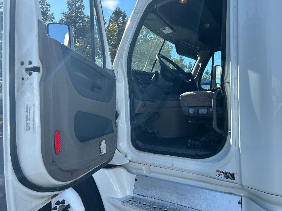 Sleeper Tractor-Heavy Duty Tractors-Freightliner-2019-Cascadia 12564ST-West Sacramento-CA-417,342\n\t\tmiles-$ 62,000 - Image 9