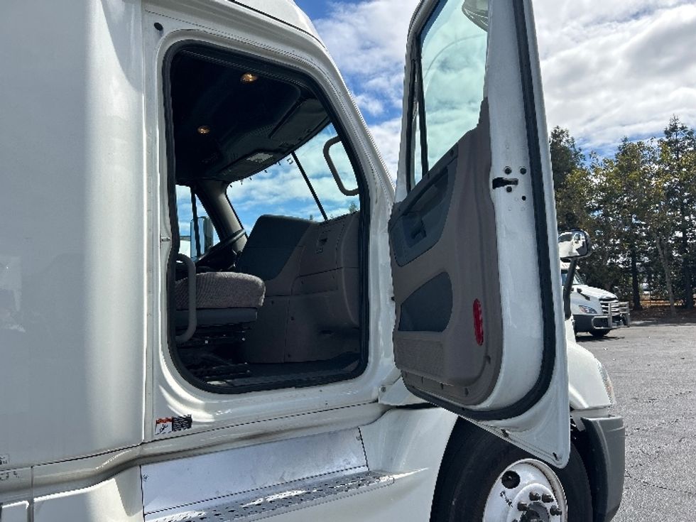 Sleeper Tractor-Heavy Duty Tractors-Freightliner-2019-Cascadia 12564ST-West Sacramento-CA-512,823\n\t\tmiles-$ 56,250 - Image 13