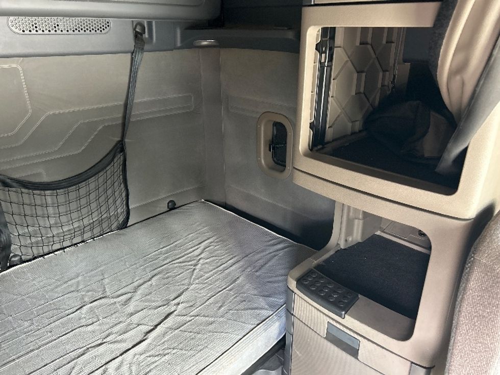 Sleeper Tractor-Heavy Duty Tractors-Freightliner-2019-Cascadia 12564ST-West Sacramento-CA-512,823\n\t\tmiles-$ 56,250 - Image 17