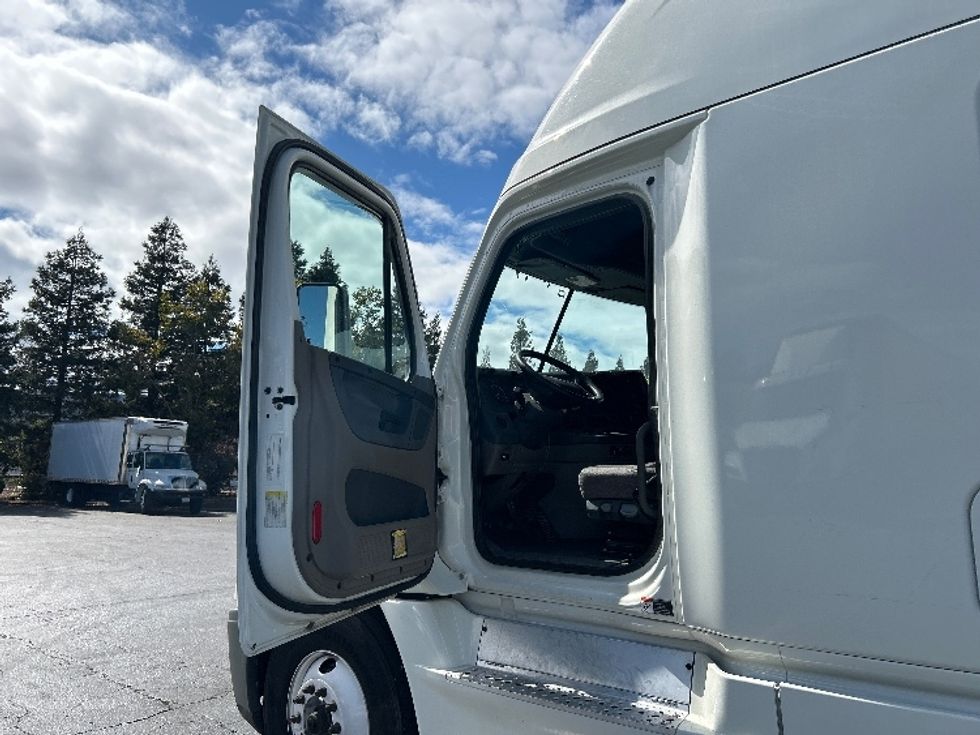 Sleeper Tractor-Heavy Duty Tractors-Freightliner-2019-Cascadia 12564ST-West Sacramento-CA-512,823\n\t\tmiles-$ 56,250 - Image 9