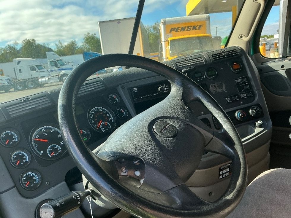 Sleeper Tractor-Heavy Duty Tractors-Freightliner-2019-Cascadia 12584ST-Coburg-OR-388,414\n\t\tmiles-$ 72,750 - Image 11
