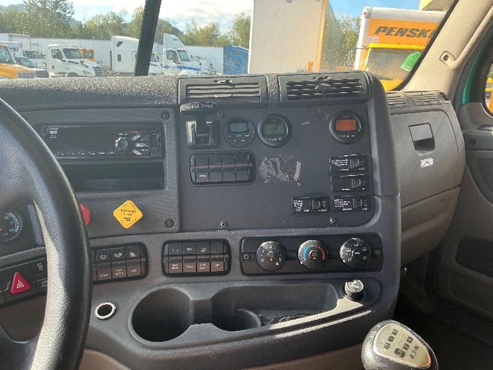 Sleeper Tractor-Heavy Duty Tractors-Freightliner-2019-Cascadia 12584ST-Coburg-OR-388,414\n\t\tmiles-$ 72,750 - Image 12