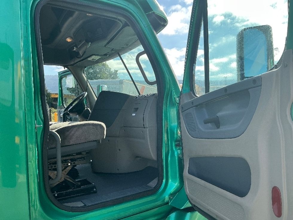 Sleeper Tractor-Heavy Duty Tractors-Freightliner-2019-Cascadia 12584ST-Coburg-OR-388,414\n\t\tmiles-$ 72,750 - Image 13