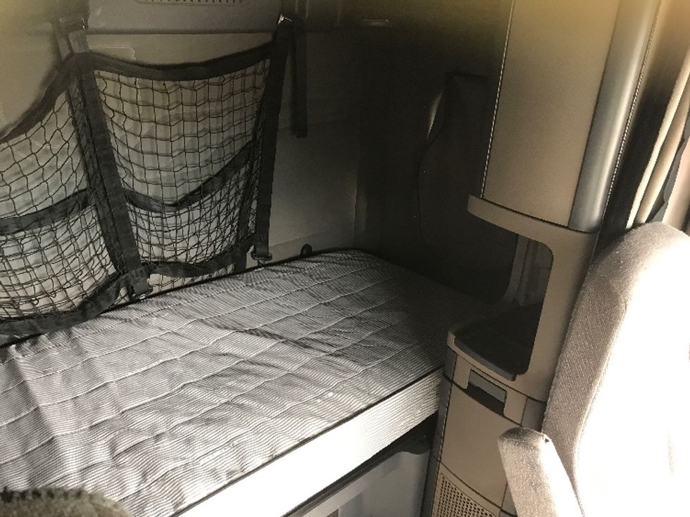 Sleeper Tractor-Heavy Duty Tractors-Freightliner-2019-Cascadia 12584ST-Coburg-OR-388,414\n\t\tmiles-$ 72,750 - Image 16