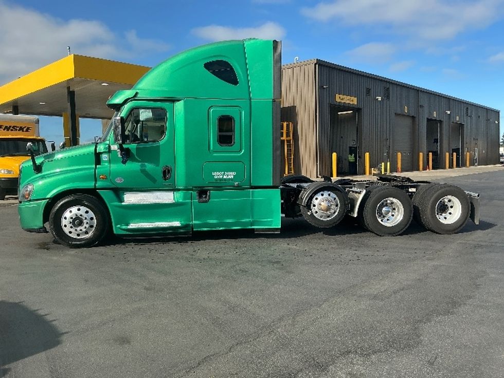 Sleeper Tractor-Heavy Duty Tractors-Freightliner-2019-Cascadia 12584ST-Coburg-OR-388,414\n\t\tmiles-$ 72,750 - Image 4