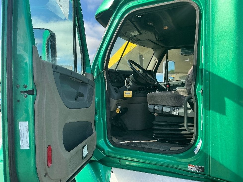 Sleeper Tractor-Heavy Duty Tractors-Freightliner-2019-Cascadia 12584ST-Coburg-OR-388,414\n\t\tmiles-$ 72,750 - Image 9