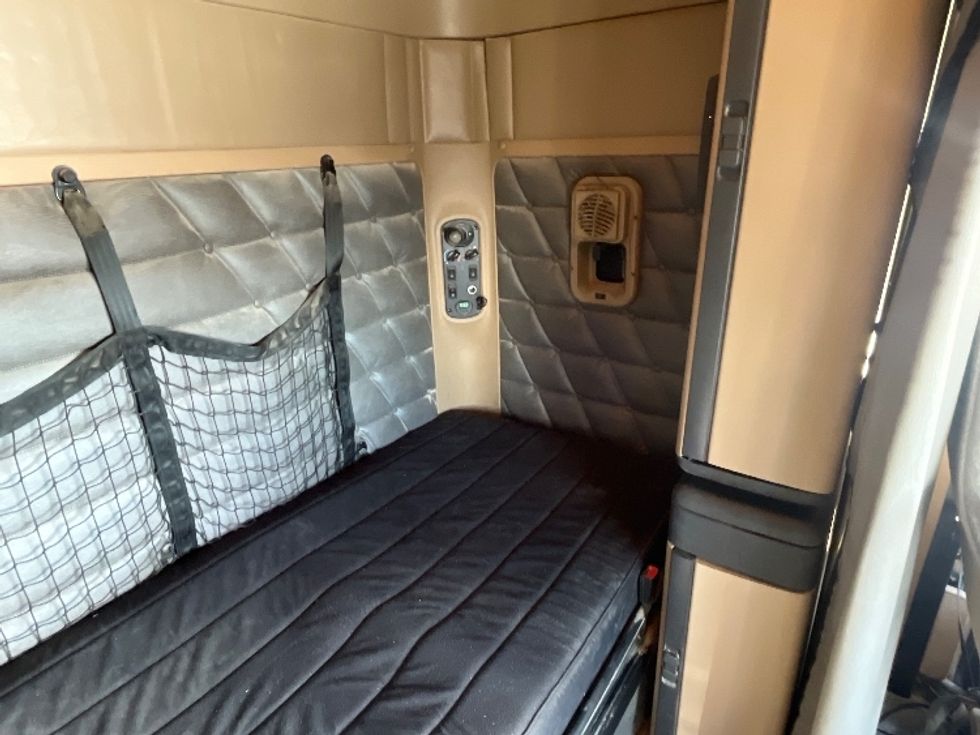 Sleeper Tractor-Heavy Duty Tractors-Freightliner-2019-D12264SD-El Paso-TX-505,444\n\t\tmiles-$ 65,750 - Image 18