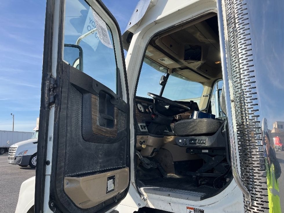 Sleeper Tractor-Heavy Duty Tractors-Freightliner-2019-D12264SD-El Paso-TX-505,444\n\t\tmiles-$ 65,750 - Image 9