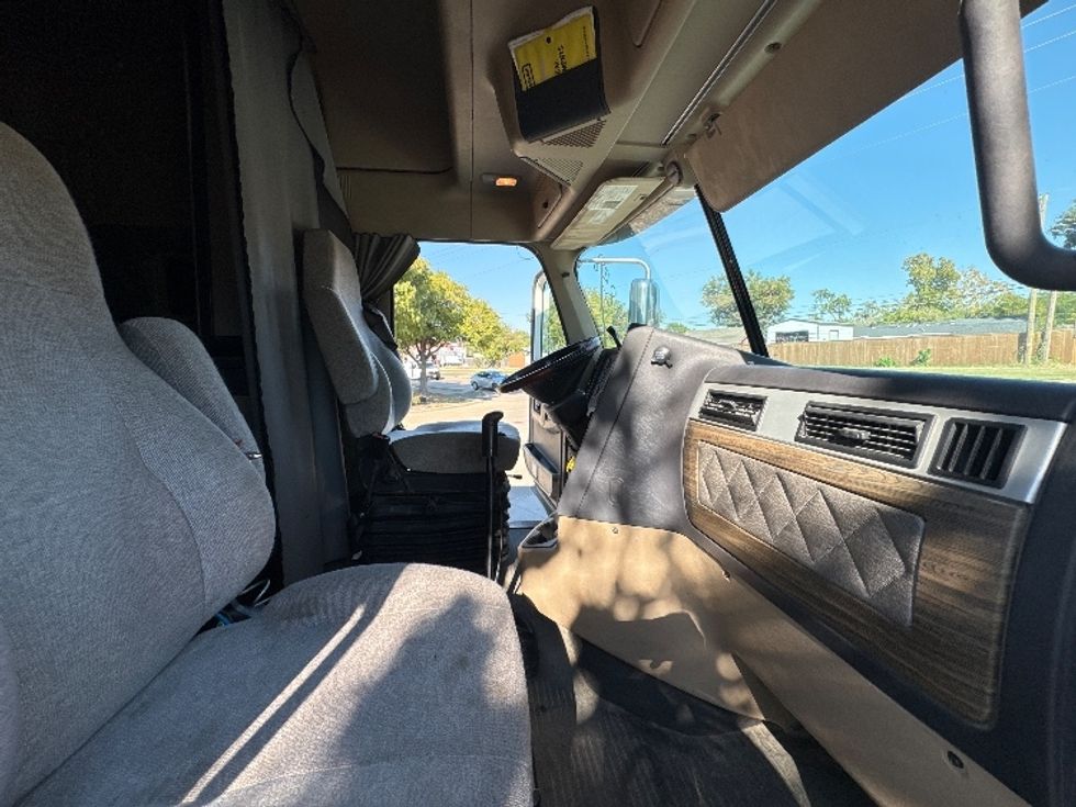 Sleeper Tractor-Heavy Duty Tractors-Freightliner-2019-D12264SD-Garland-TX-404,047\n\t\tmiles-$ 84,750 - Image 12