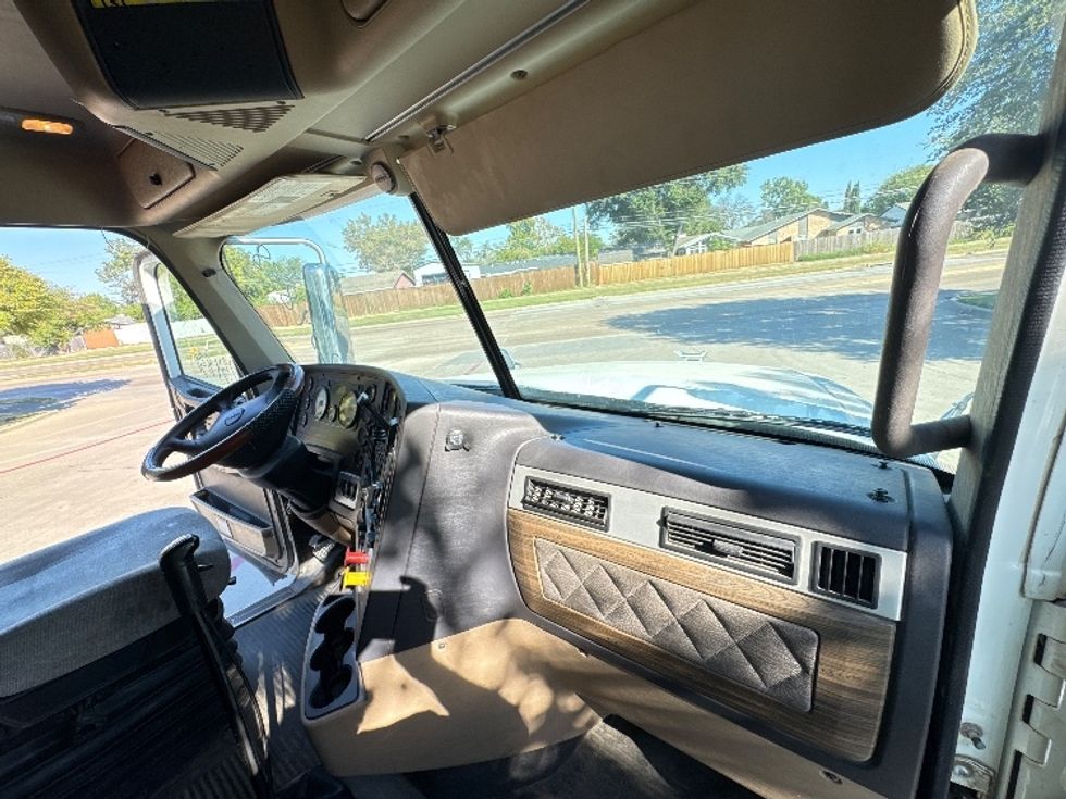 Sleeper Tractor-Heavy Duty Tractors-Freightliner-2019-D12264SD-Garland-TX-404,047\n\t\tmiles-$ 84,750 - Image 13