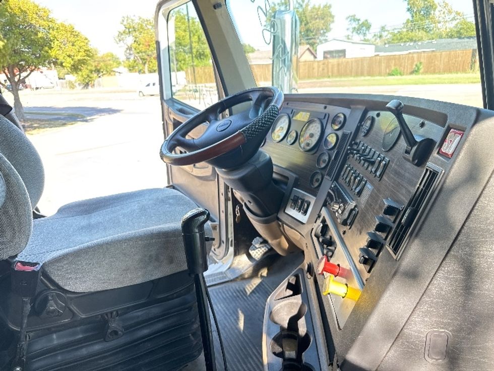 Sleeper Tractor-Heavy Duty Tractors-Freightliner-2019-D12264SD-Garland-TX-404,047\n\t\tmiles-$ 84,750 - Image 14