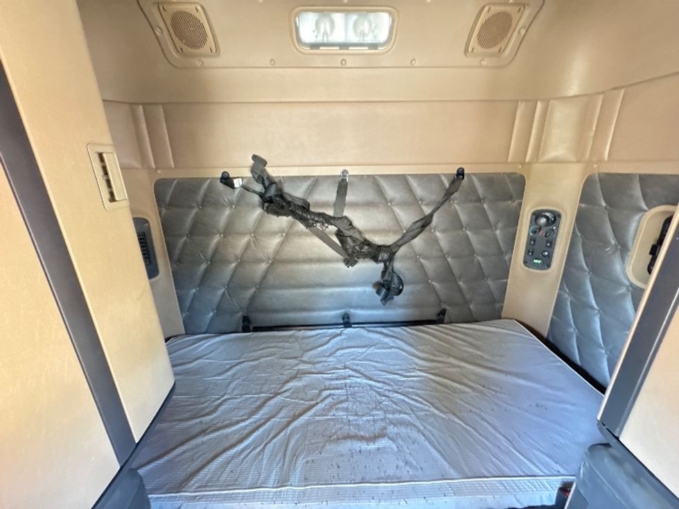 Sleeper Tractor-Heavy Duty Tractors-Freightliner-2019-D12264SD-Garland-TX-404,047\n\t\tmiles-$ 84,750 - Image 15