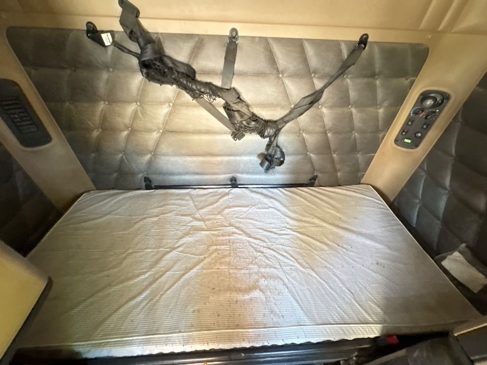 Sleeper Tractor-Heavy Duty Tractors-Freightliner-2019-D12264SD-Garland-TX-404,047\n\t\tmiles-$ 84,750 - Image 16