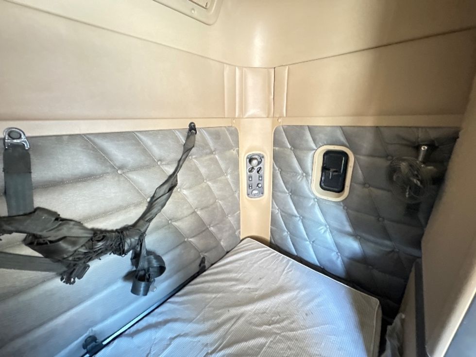 Sleeper Tractor-Heavy Duty Tractors-Freightliner-2019-D12264SD-Garland-TX-404,047\n\t\tmiles-$ 84,750 - Image 17