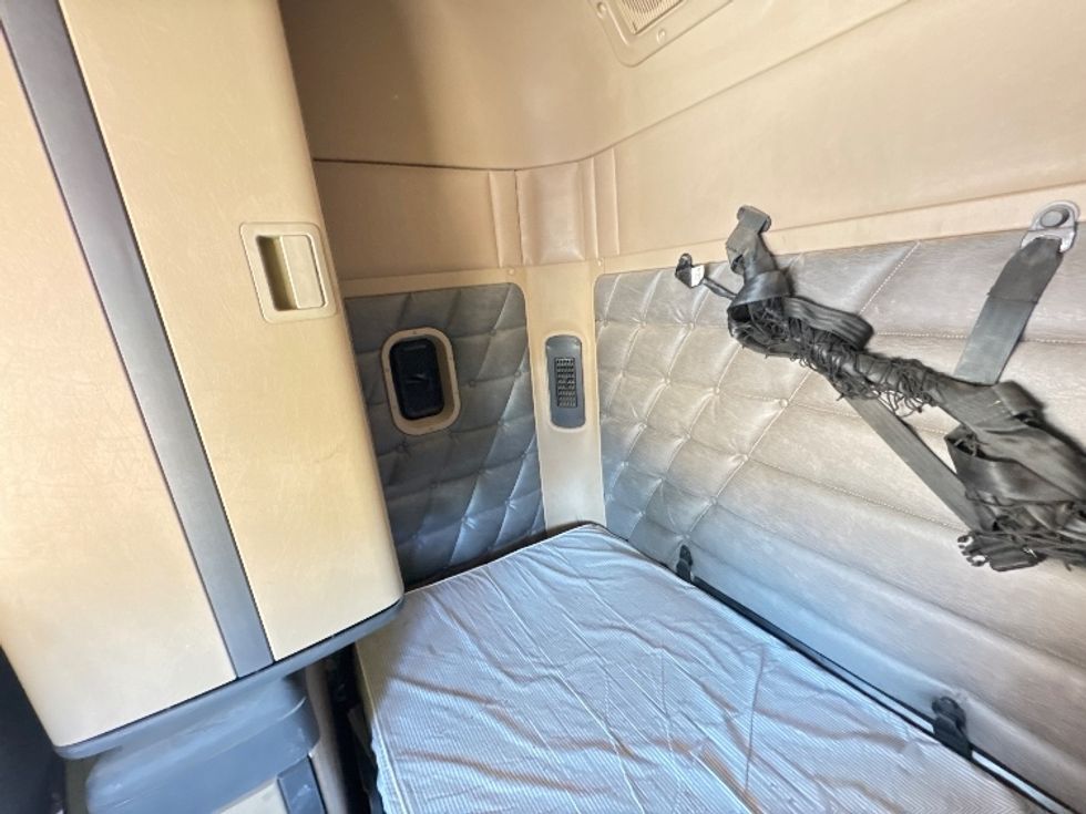 Sleeper Tractor-Heavy Duty Tractors-Freightliner-2019-D12264SD-Garland-TX-404,047\n\t\tmiles-$ 84,750 - Image 18