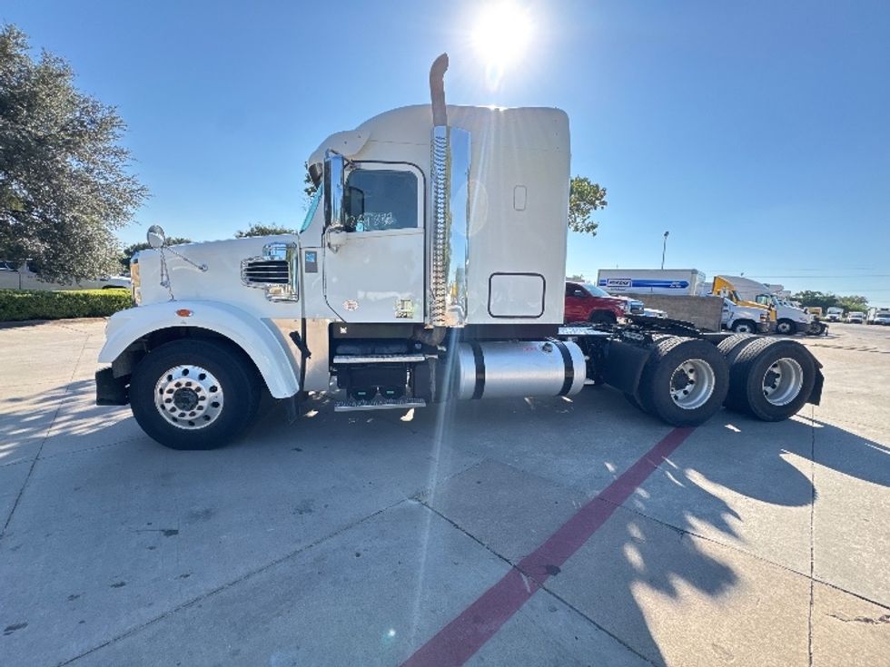Sleeper Tractor-Heavy Duty Tractors-Freightliner-2019-D12264SD-Garland-TX-404,047\n\t\tmiles-$ 84,750 - Image 4
