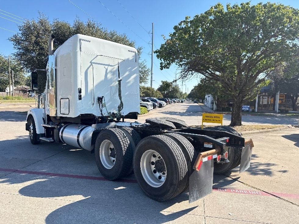 Sleeper Tractor-Heavy Duty Tractors-Freightliner-2019-D12264SD-Garland-TX-404,047\n\t\tmiles-$ 84,750 - Image 5