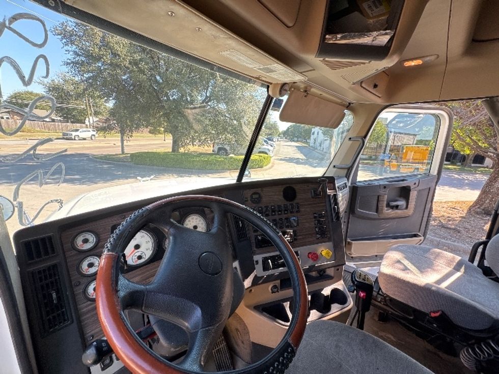 Sleeper Tractor-Heavy Duty Tractors-Freightliner-2019-D12264SD-Garland-TX-404,047\n\t\tmiles-$ 84,750 - Image 9