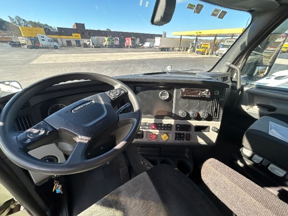 Sleeper Tractor-Heavy Duty Tractors-Freightliner-2019-T11662ST-Atlanta-GA-296,240\n\t\tmiles-$ 54,750 - Image 11