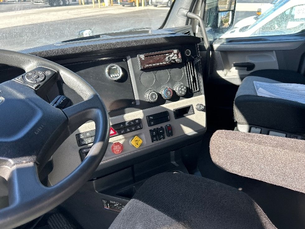 Sleeper Tractor-Heavy Duty Tractors-Freightliner-2019-T11662ST-Atlanta-GA-296,240\n\t\tmiles-$ 54,750 - Image 12