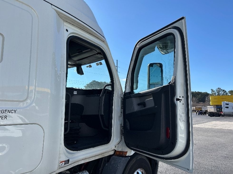 Sleeper Tractor-Heavy Duty Tractors-Freightliner-2019-T11662ST-Atlanta-GA-296,240\n\t\tmiles-$ 54,750 - Image 13