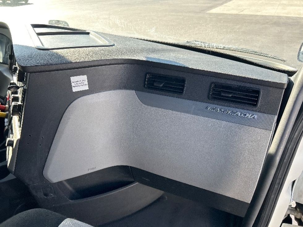 Sleeper Tractor-Heavy Duty Tractors-Freightliner-2019-T11662ST-Atlanta-GA-296,240\n\t\tmiles-$ 54,750 - Image 14